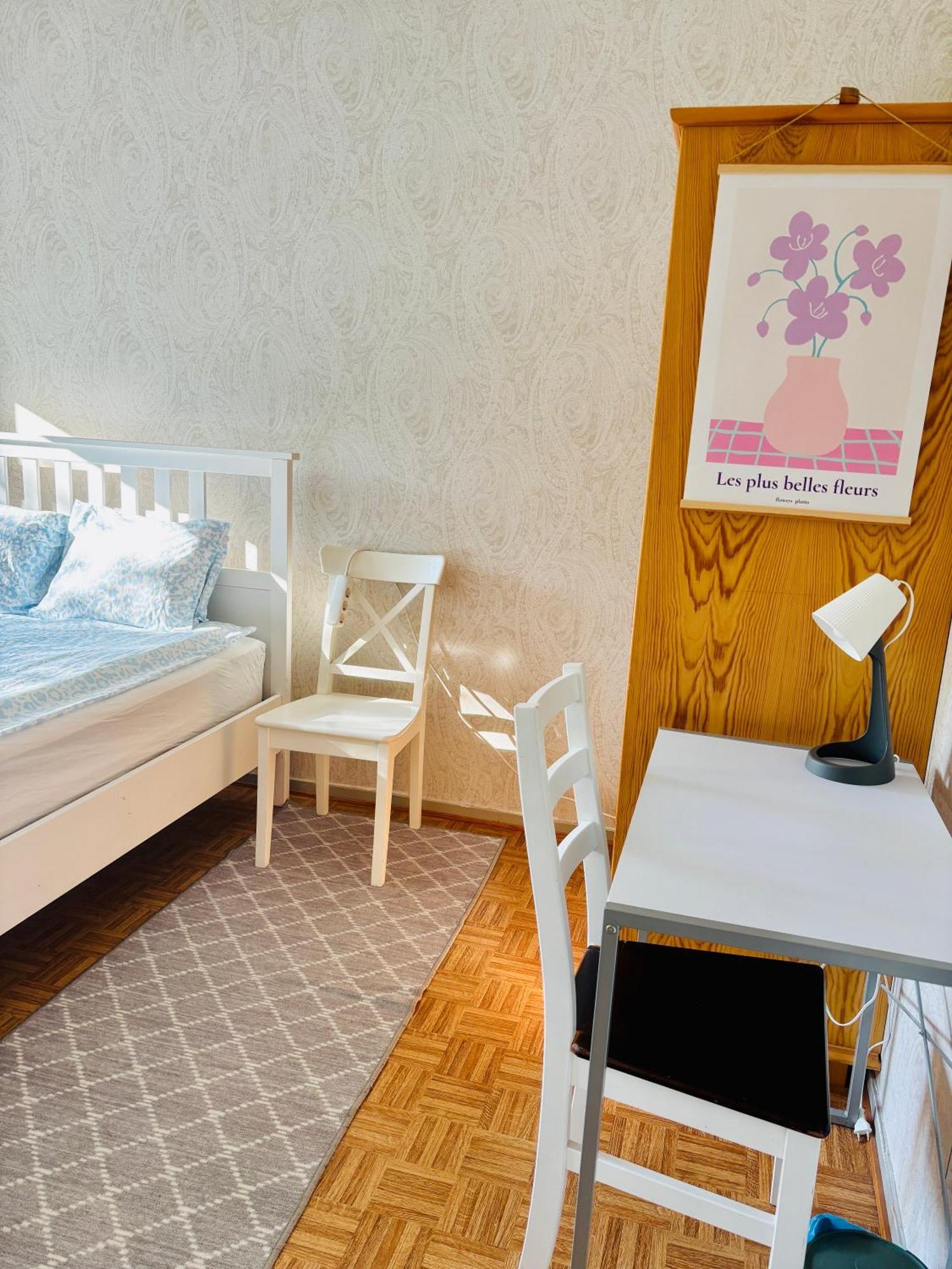 Cozy 2-bedroom Apartment- 300m To Metro & Shops *