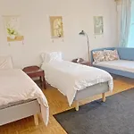 Cozy 2-Bedroom Apartment- 300M To Metro & Shops