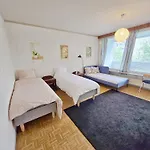 Cozy 2-Bedroom Apartment- 300M To Metro & Shops